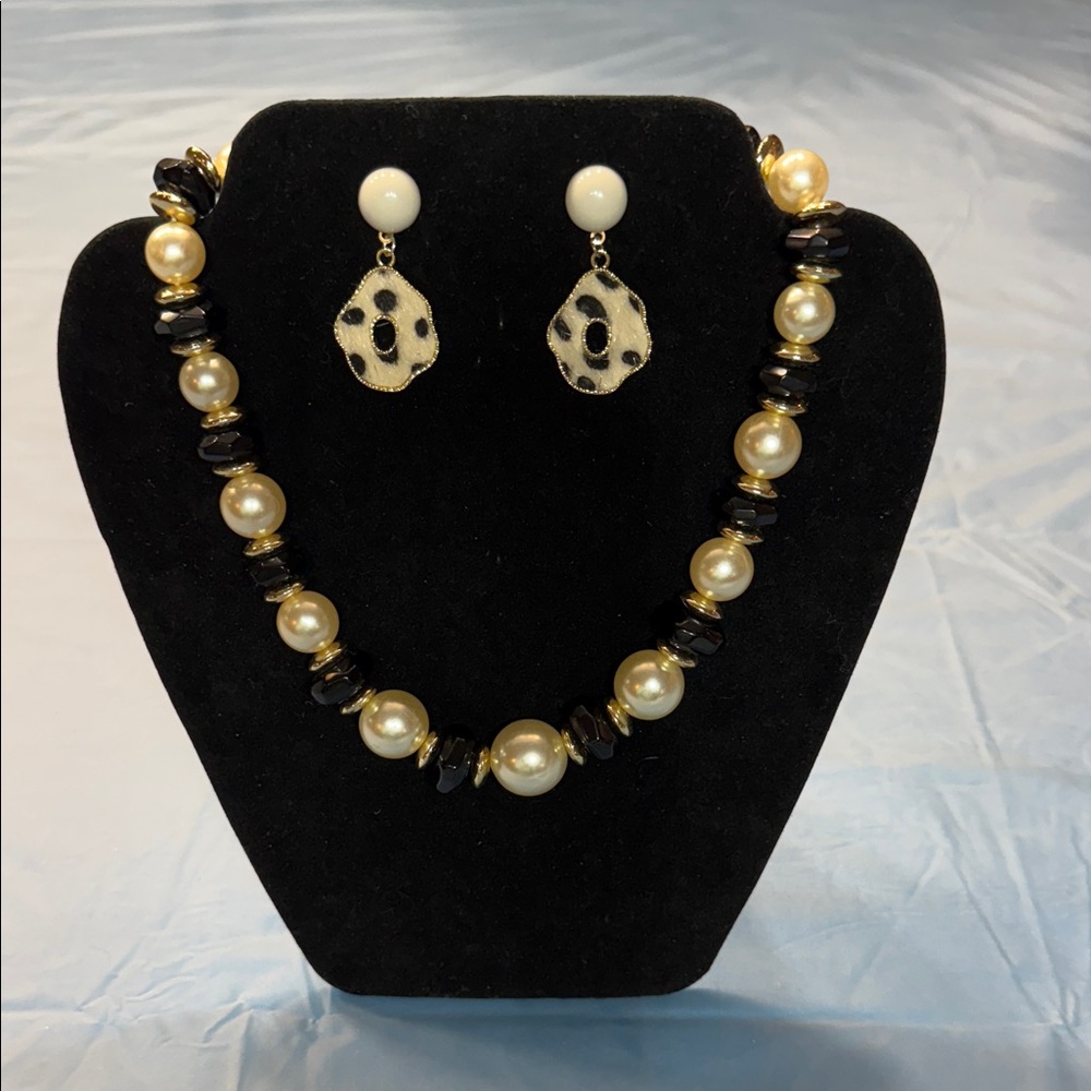 Sophisticated Gold and Black Necklace Set